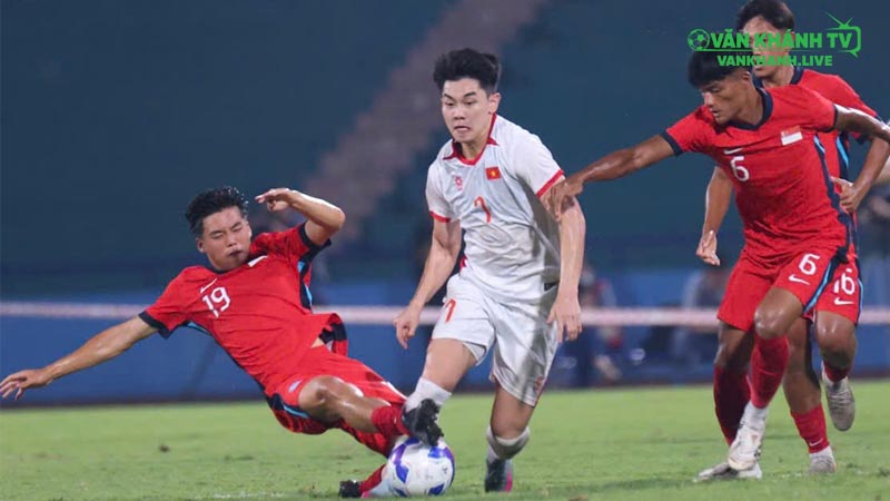 U23 Singapore trên sân – Các cầu thủ trẻ triển khai tấn công phối hợp nhịp nhàng.