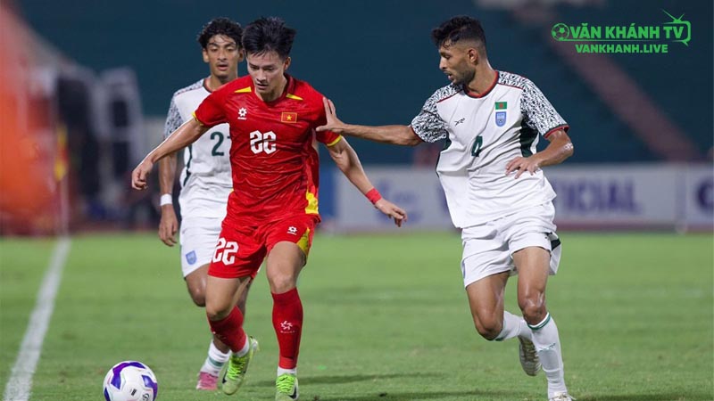 U23 Bangladesh trong trận đấu – Đội khách chịu sức ép liên tục từ Singapore.